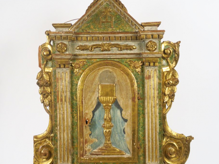 Porte de tabernacle XVIIIème en bois polychrome et doré. Dim. 75 x 68 