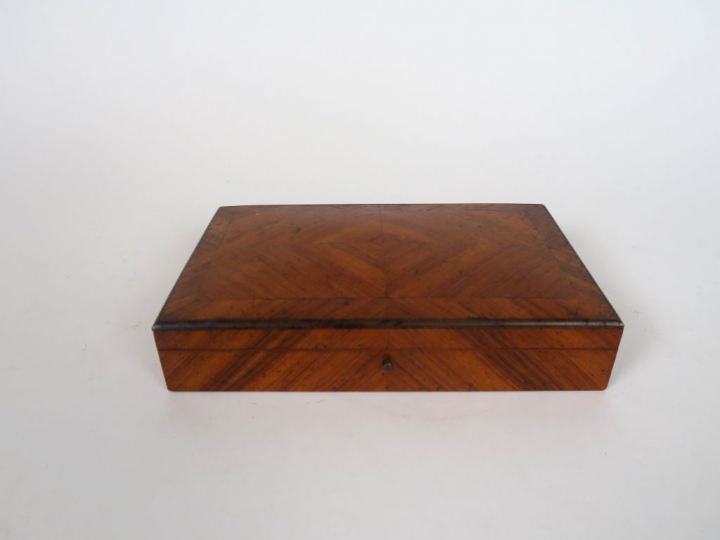 Coffret en bois de rose. 20,5 x 12,5 x 4 cm