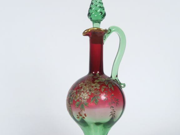 Flacon 1900 en cristal bicolore rouge et vert à décor de fleurs émaill