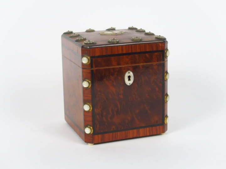 Boite à thé Restauration en marqueterie de bois de rose et loupe de th