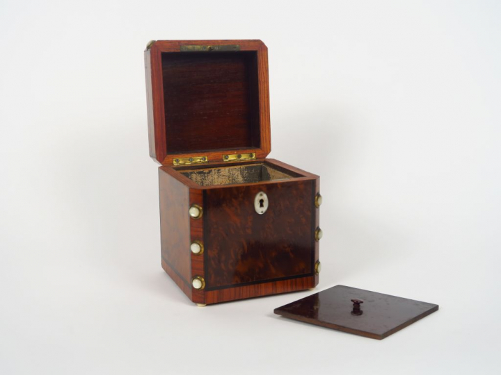 Boite à thé Restauration en marqueterie de bois de rose et loupe de th