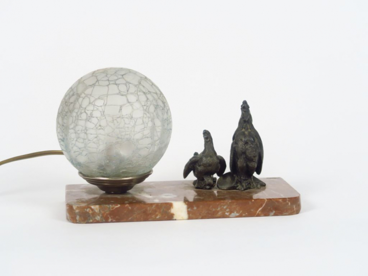 Veilleuse en régule, marbre et verre à décor d'un poule et d'un coq. D