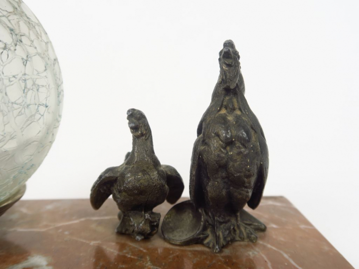 Veilleuse en régule, marbre et verre à décor d'un poule et d'un coq. D