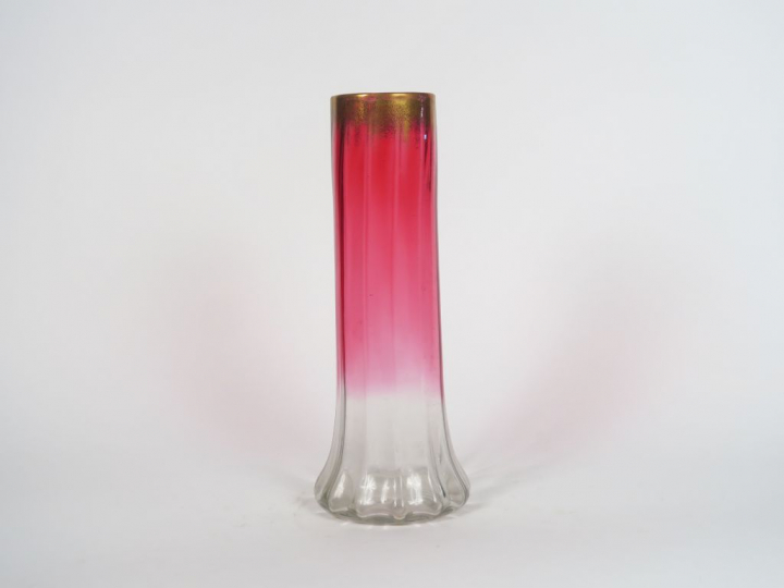 Vase 1900 en cristal bicolore. H. : 36 cm.