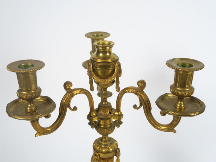 Paire de candélabres début XIXème de style Louis XVI en bronze doré, à