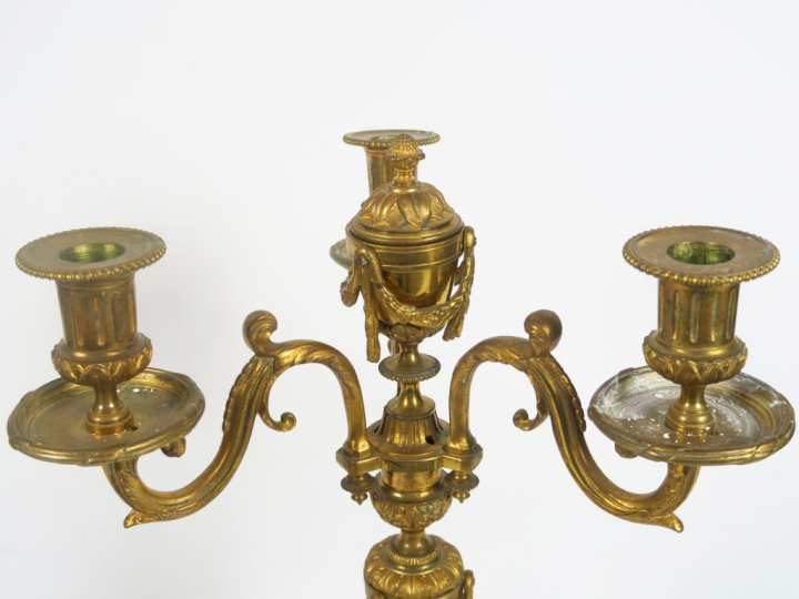 Paire de candélabres début XIXème de style Louis XVI en bronze doré, à