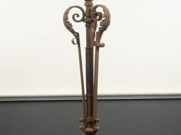 Grande lanterne 1900 de style Henri II en fer forgé et verre polychrom