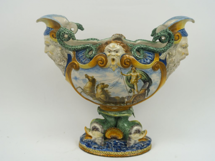 Grande coupe XIXe en faïence polychrome italienne à décor de scènes my