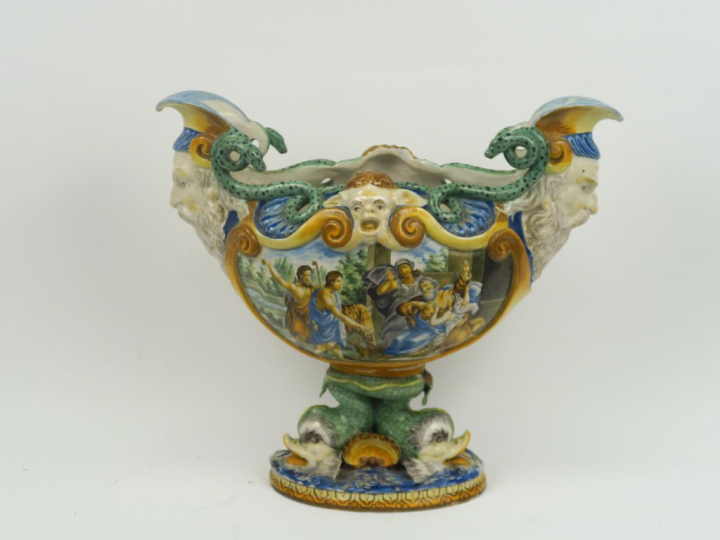 Grande coupe XIXe en faïence polychrome italienne à décor de scènes my