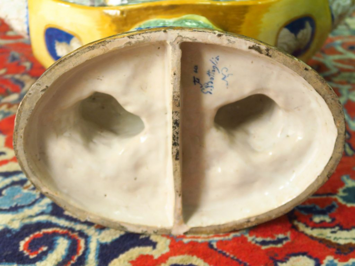 Grande coupe XIXe en faïence polychrome italienne à décor de scènes my