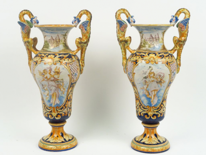 Paire de grands vases en faïence polychrome de Nevers à décor de nymph