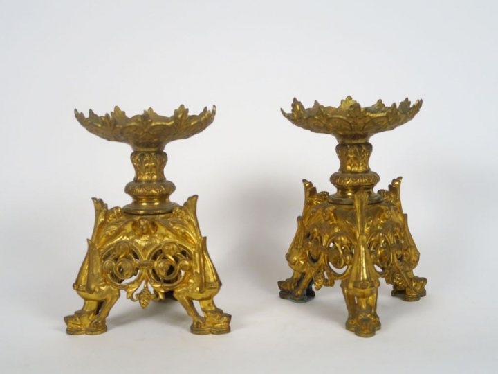 Paire de pique cierges XIXème en métal doré, à décor de rinceaux et d'