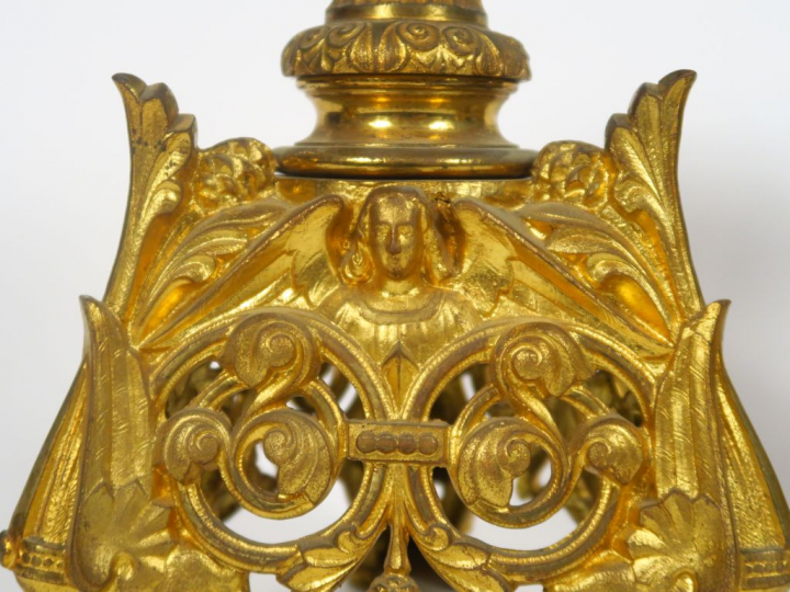 Paire de pique cierges XIXème en métal doré, à décor de rinceaux et d'