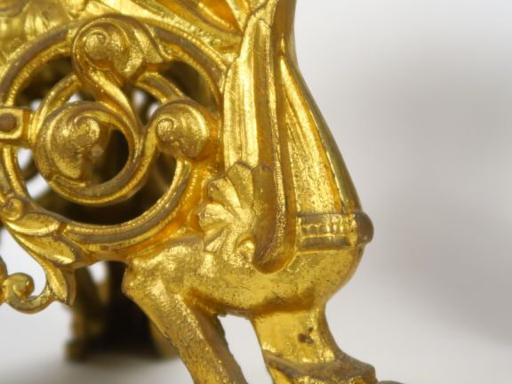 Paire de pique cierges XIXème en métal doré, à décor de rinceaux et d'