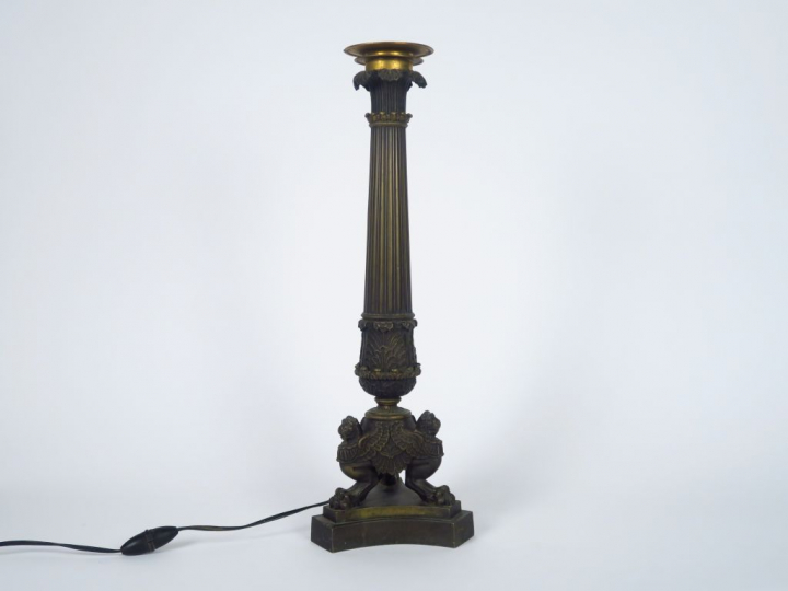 Candélabre Restauration en bronze à décor de griffons surmontés d'une 