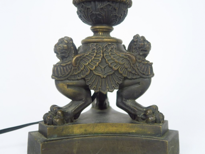 Candélabre Restauration en bronze à décor de griffons surmontés d'une 