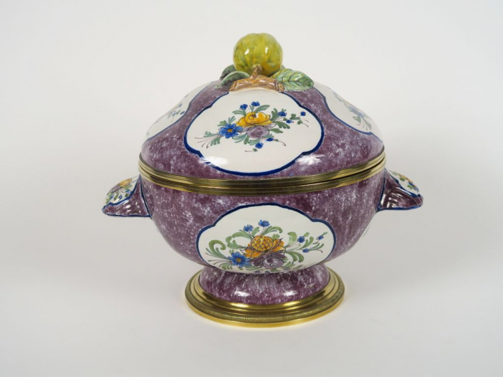 Grande soupière de style Louis XV en faïence, à décor de bouquet de fl