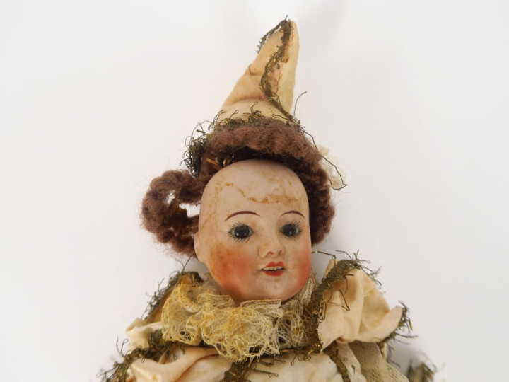 Marotte Unis France. Tête ôrcelaine en bon état, manche en os. H. 36 c