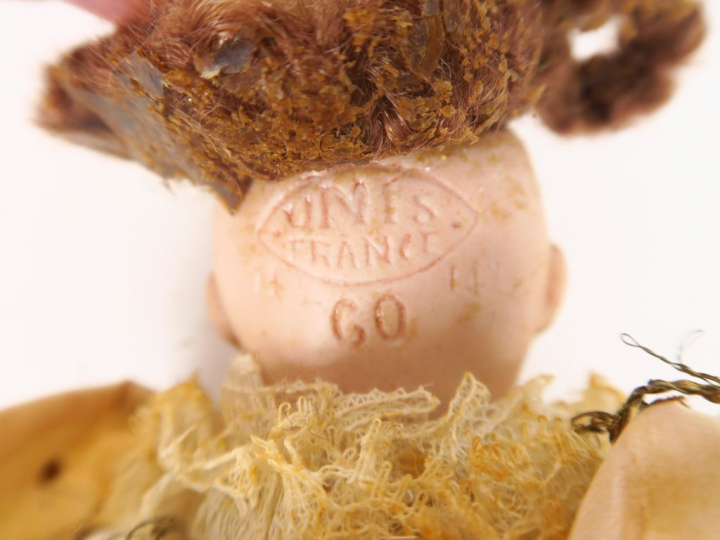 Marotte Unis France. Tête ôrcelaine en bon état, manche en os. H. 36 c