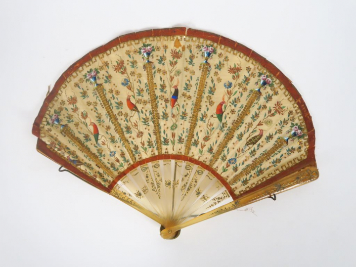 Eventail XIXème en corne et soie peinte à décor d'oiseaux et de branch