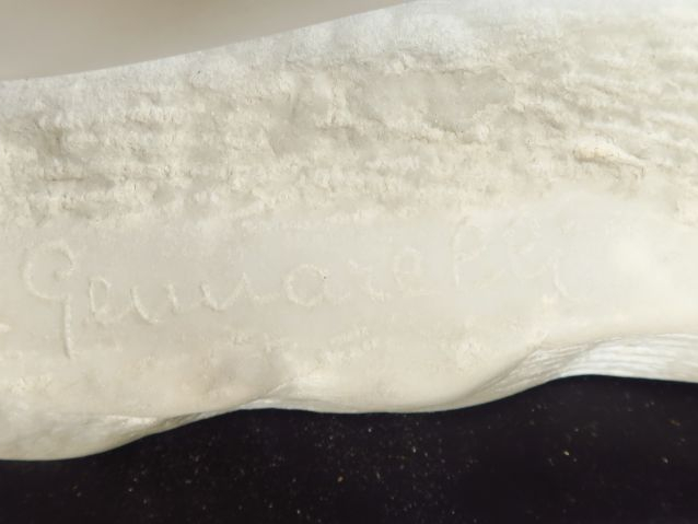 A. GENARELLI. "Femme nue allongée". Sculpture en marbre blanc, sur un 