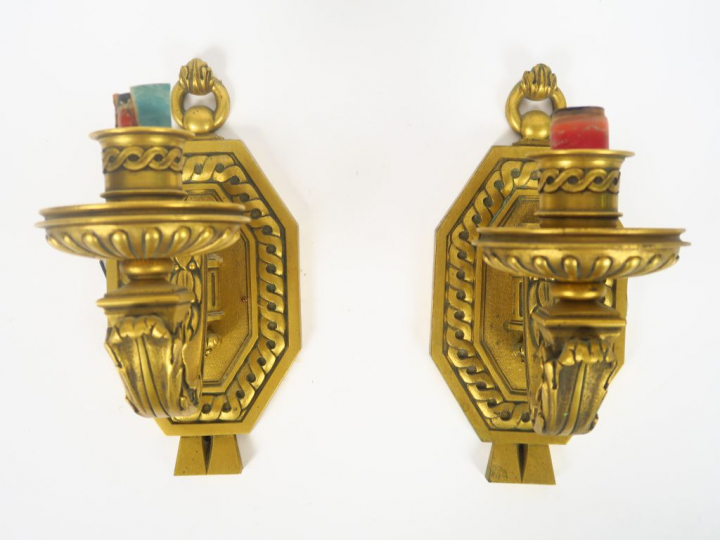 Paire d'appliques de style Louis XVI en bronze doré et onyx.  H. 23,5 