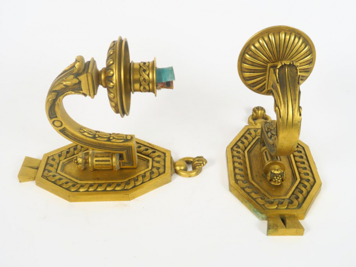 Paire d'appliques de style Louis XVI en bronze doré et onyx.  H. 23,5 