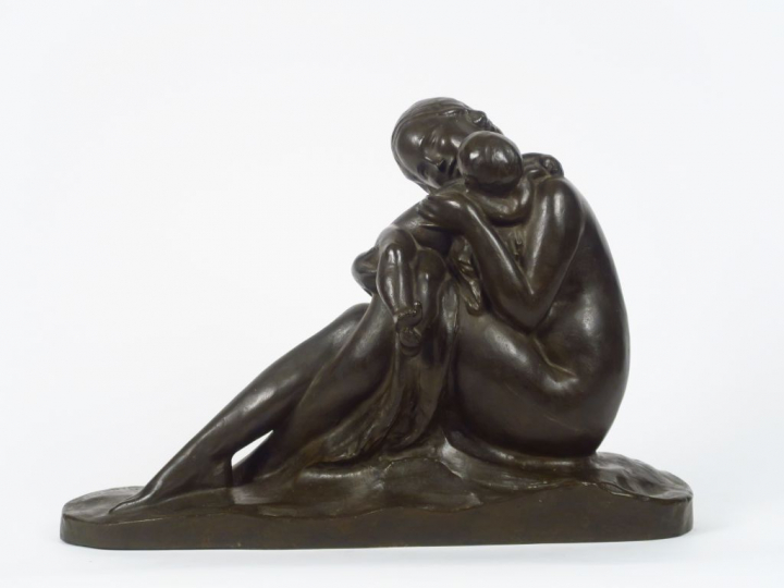 A. GENNARELLI. "Maternité". Sculpture en bronze à patine brune. Signée