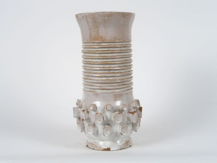 Vase 1960 en céramique émaillée blanche. Monogrammé. H. 34,5 cm