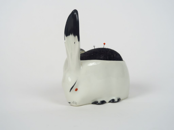 SANDOZ.  Porte aiguille en porcelaine d'Haviland en forme de lapin.  S
