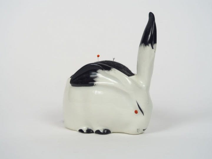 SANDOZ.  Porte aiguille en porcelaine d'Haviland en forme de lapin.  S