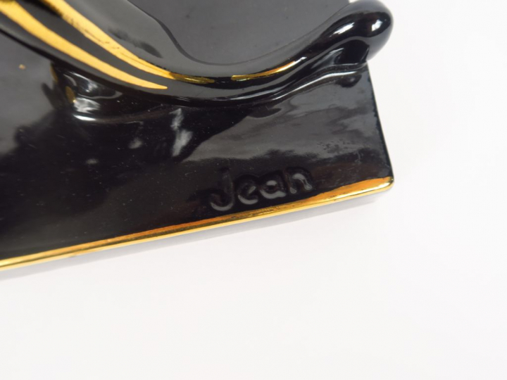 JEAN. Sujet de style Art déco en porcelaine noire et dorée "Panthère".