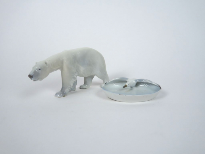 2 sujets en porcelaine polychrome de Copenhague "Ours blanc", "Mouette