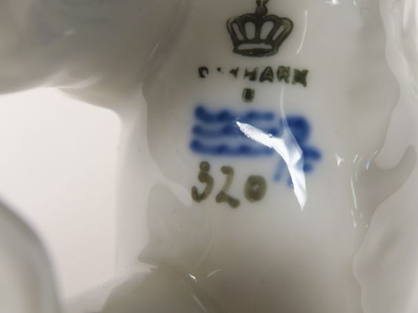 2 sujets en porcelaine polychrome de Copenhague "Ours blanc", "Mouette