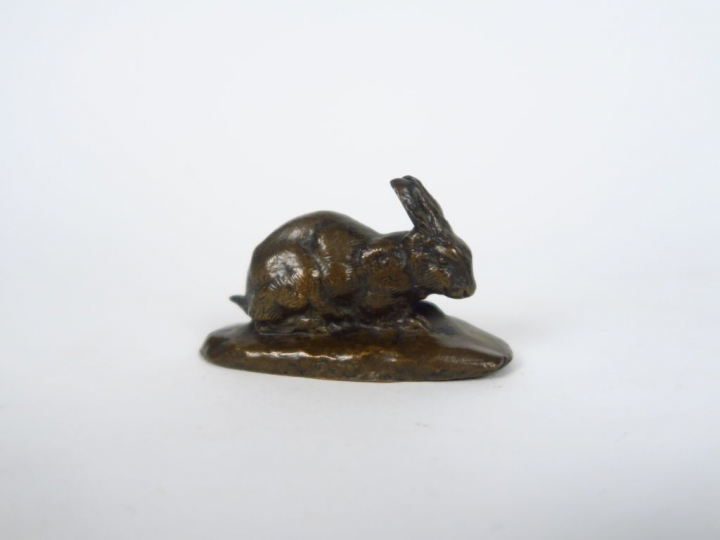 BARYE. "Lièvre couché". Sculpture en bronze à patine brune. Signée. H.