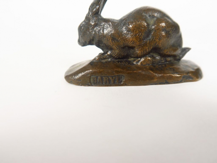 BARYE. "Lièvre couché". Sculpture en bronze à patine brune. Signée. H.