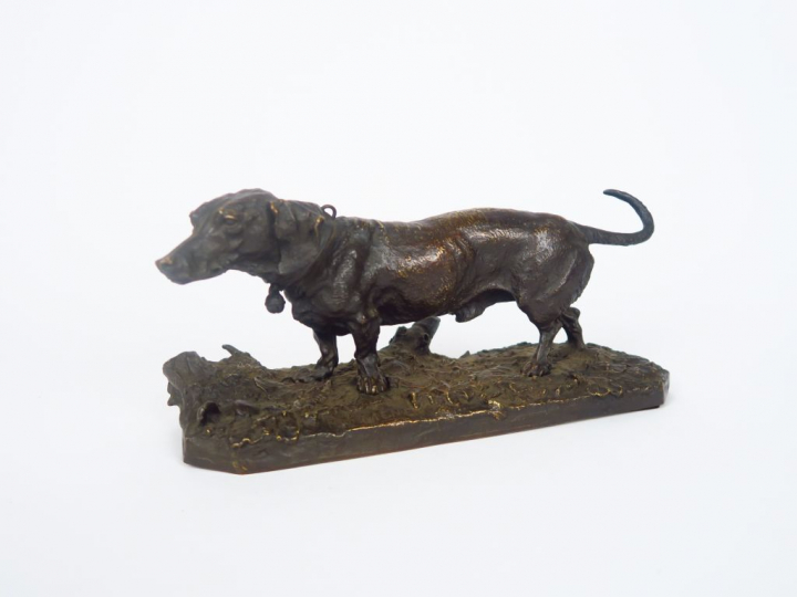 P.J. MENE. "Basset". Sculpture en bronze à patine brune. Signé Dim. 14