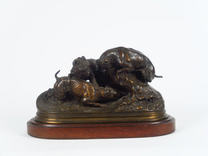 P.J. MENE. "Chasse au lapin". Groupe en bronze à patine médaille. Sign