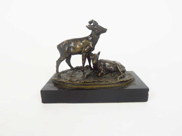 P.J. MENE "Cerf et biche" Groupe en bronze à patine brune sur un socle