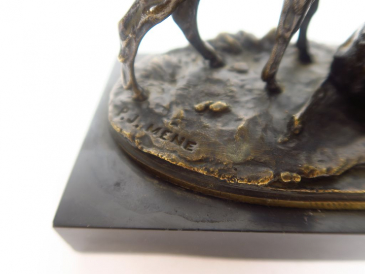 P.J. MENE "Cerf et biche" Groupe en bronze à patine brune sur un socle