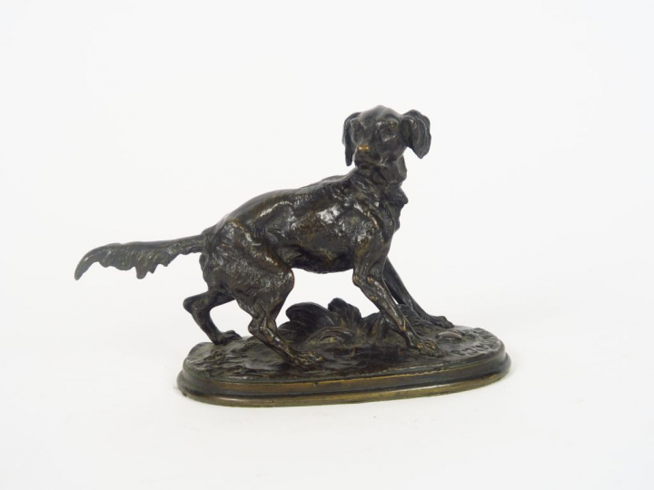 P.J. MENE. "Epagneul à l'arrêt". Sculpture en bronze à patine brune. S