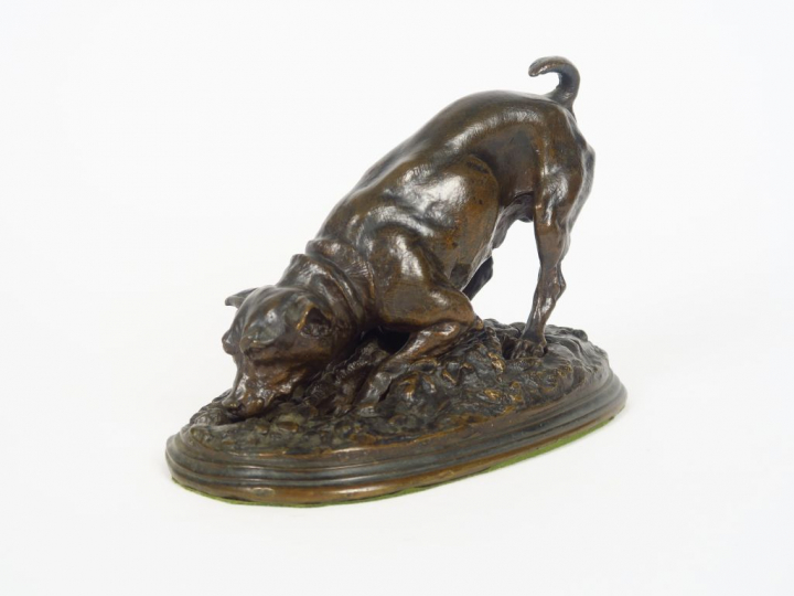 P.J. MENE. "Chien à l'affut". Sculpture en bronze à patine brune et da