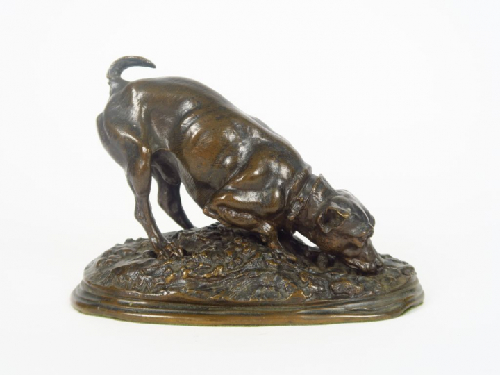 P.J. MENE. "Chien à l'affut". Sculpture en bronze à patine brune et da