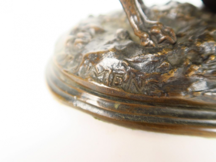 P.J. MENE. "Chien à l'affut". Sculpture en bronze à patine brune et da