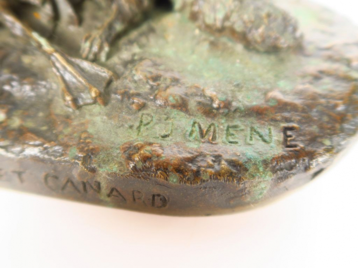 P.J. MENE. "Raton laveur et canard". Groupe en bronze à patine brune. 