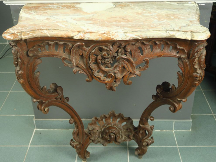 Console Louis XV en chêne mouluré et sculpté à décor de rinceaux et de