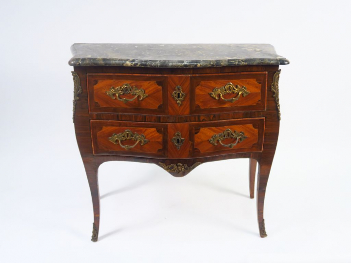 Commode Louis XV en marqueterie ouvrant à deux tiroirs sur deux rangs,