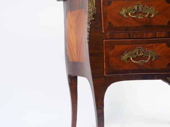 Commode Louis XV en marqueterie ouvrant à deux tiroirs sur deux rangs,