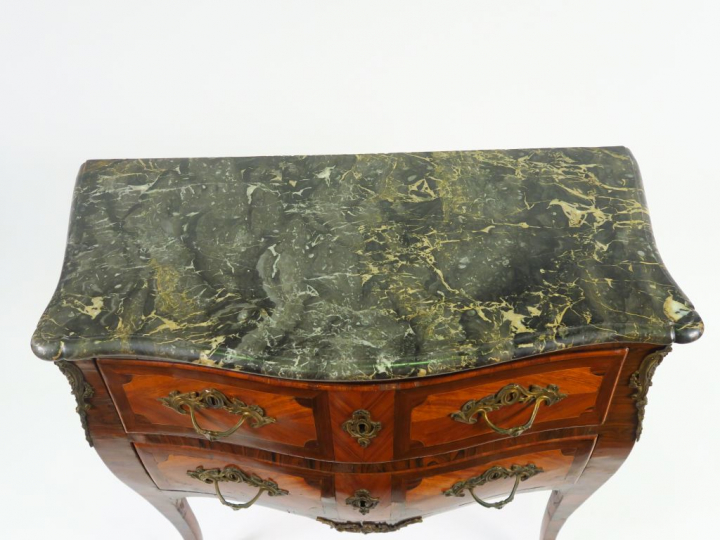 Commode Louis XV en marqueterie ouvrant à deux tiroirs sur deux rangs,