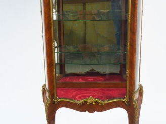 Vente aux enchères SORMANI. Vitrine de style Louis XV en marqueterie. Très belle ornement